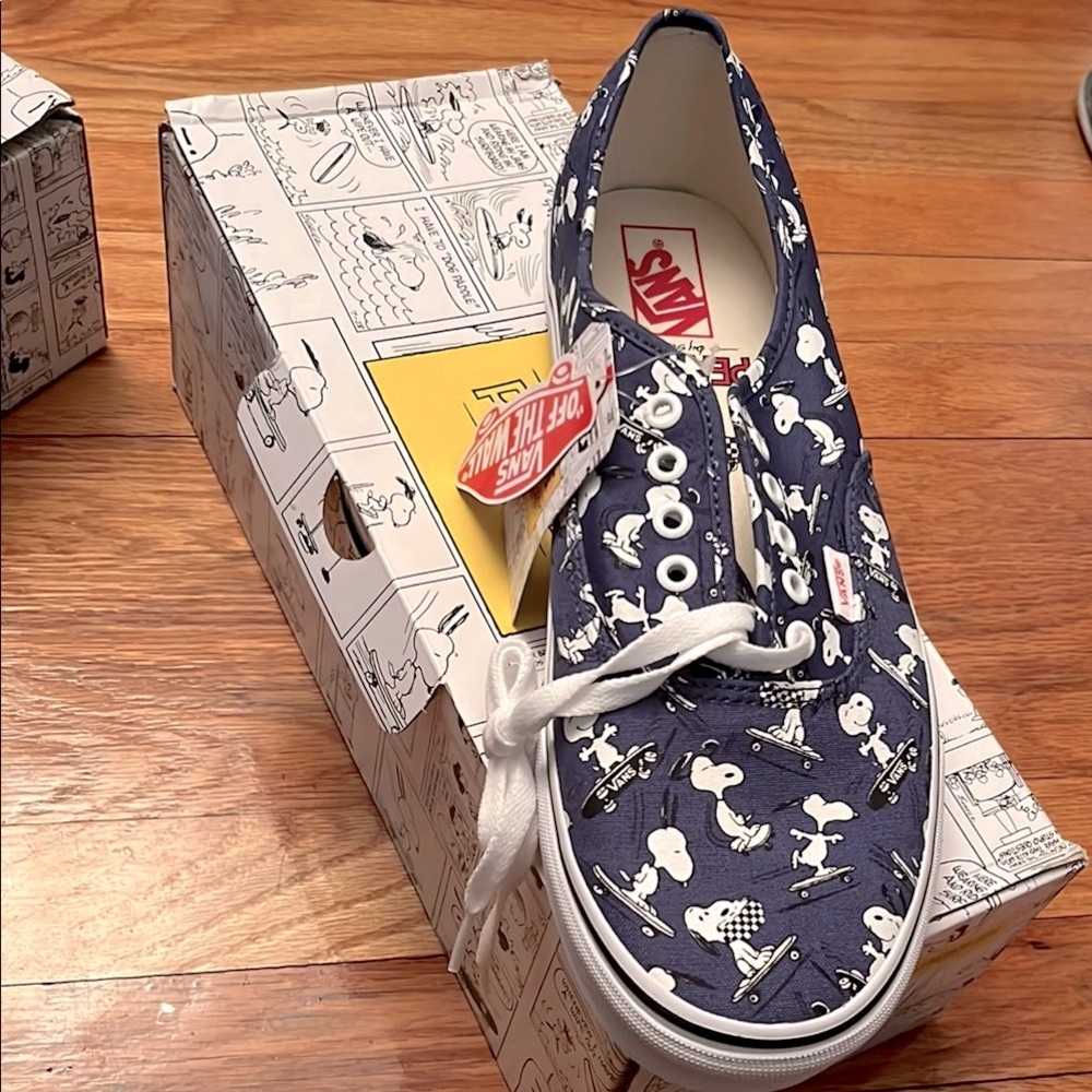 NIB Vans Men’s Peanuts/Snoopy navy and white sneakers in size 13 - Picture 2 of 9